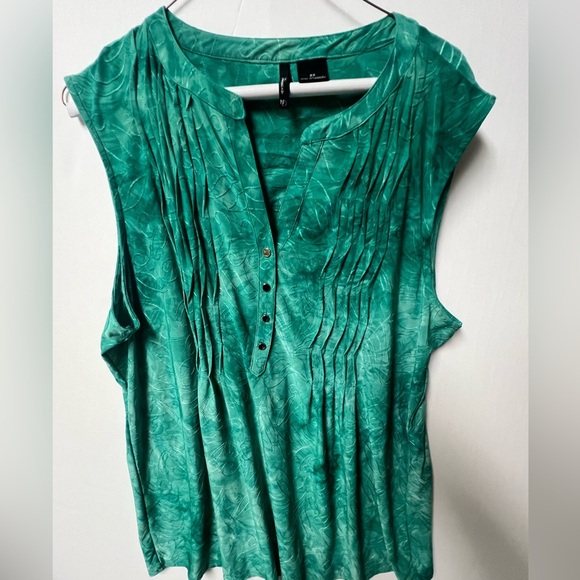 NEW DIRECTIONS CURVY.  SHADES OF GREEN RAISED DESIGN. SIZE 2X  SLEEVELESS TOP - Picture 11 of 11